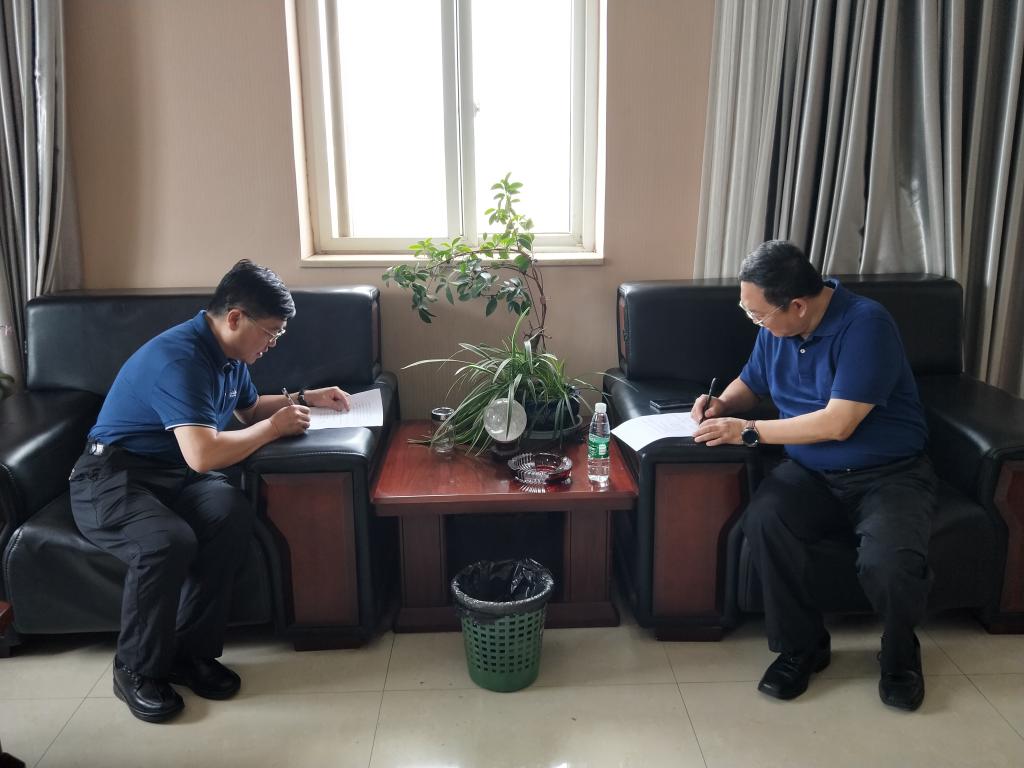 星空(中国)院长赵牧与西昌市人民医院院长李杨健签订毕业生实习就业基地协议